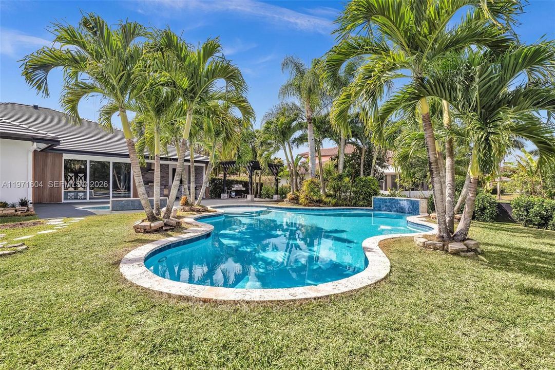 Activo con contrato: $1,795,000 (4 camas, 3 baños, 3560 Pies cuadrados)