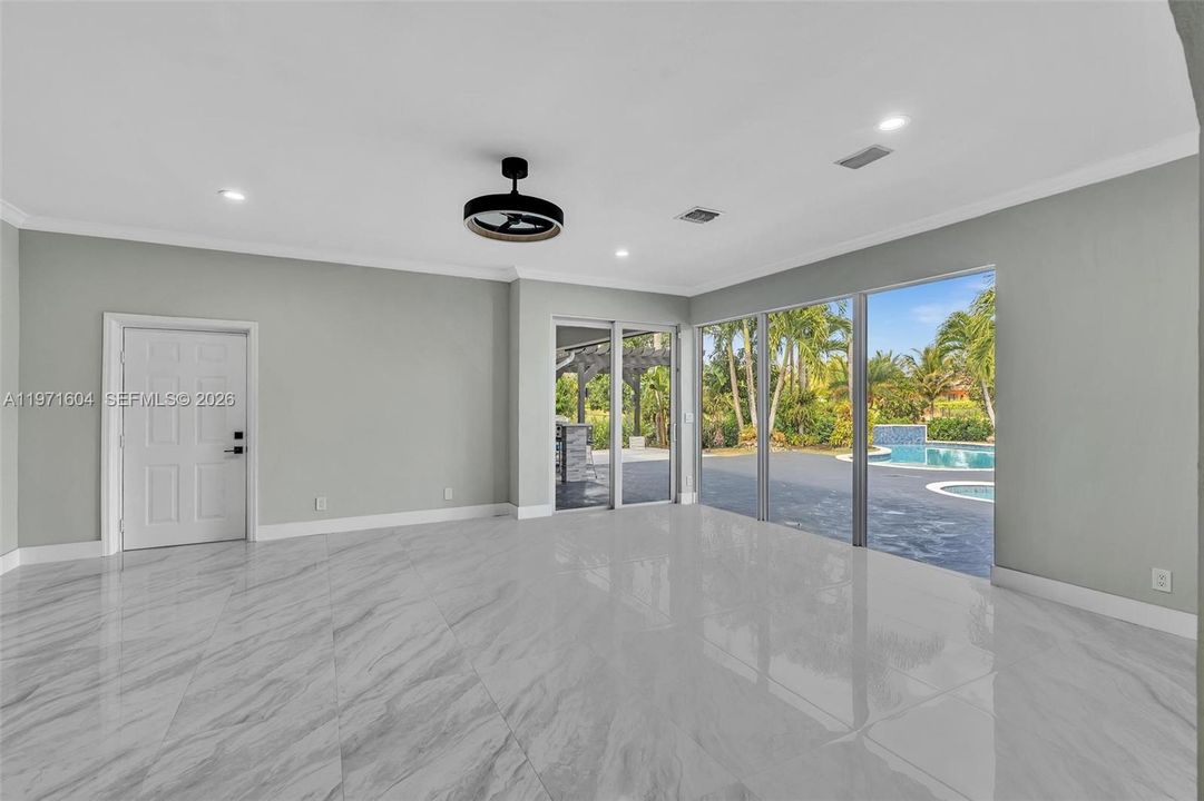 Activo con contrato: $1,795,000 (4 camas, 3 baños, 3560 Pies cuadrados)