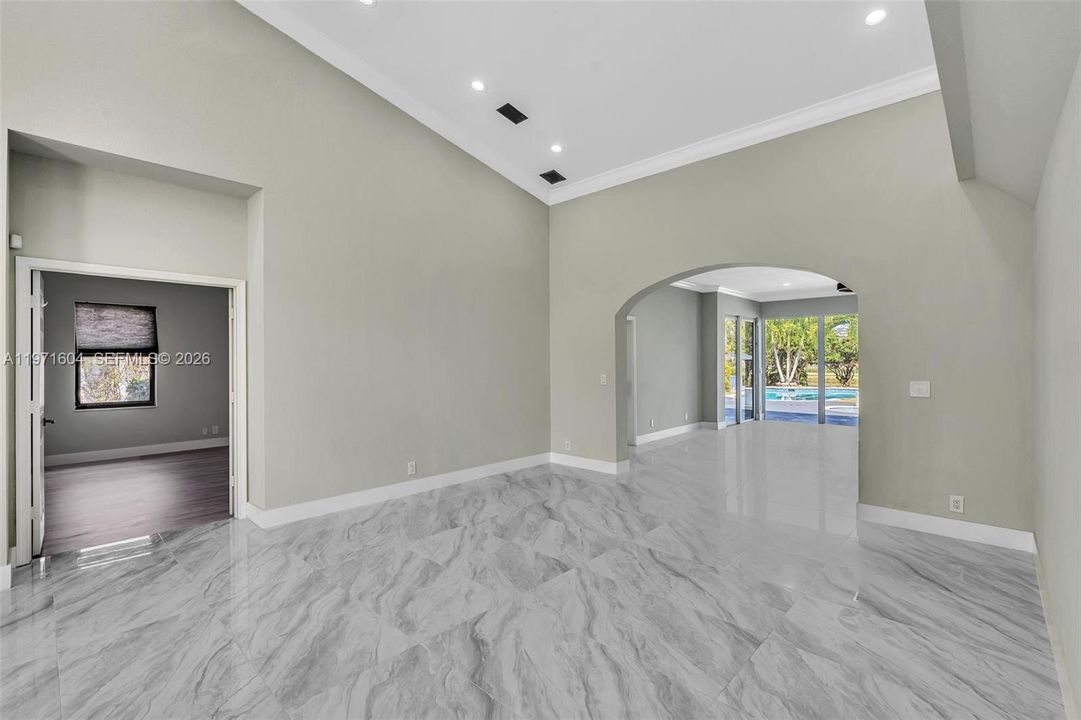Activo con contrato: $1,795,000 (4 camas, 3 baños, 3560 Pies cuadrados)
