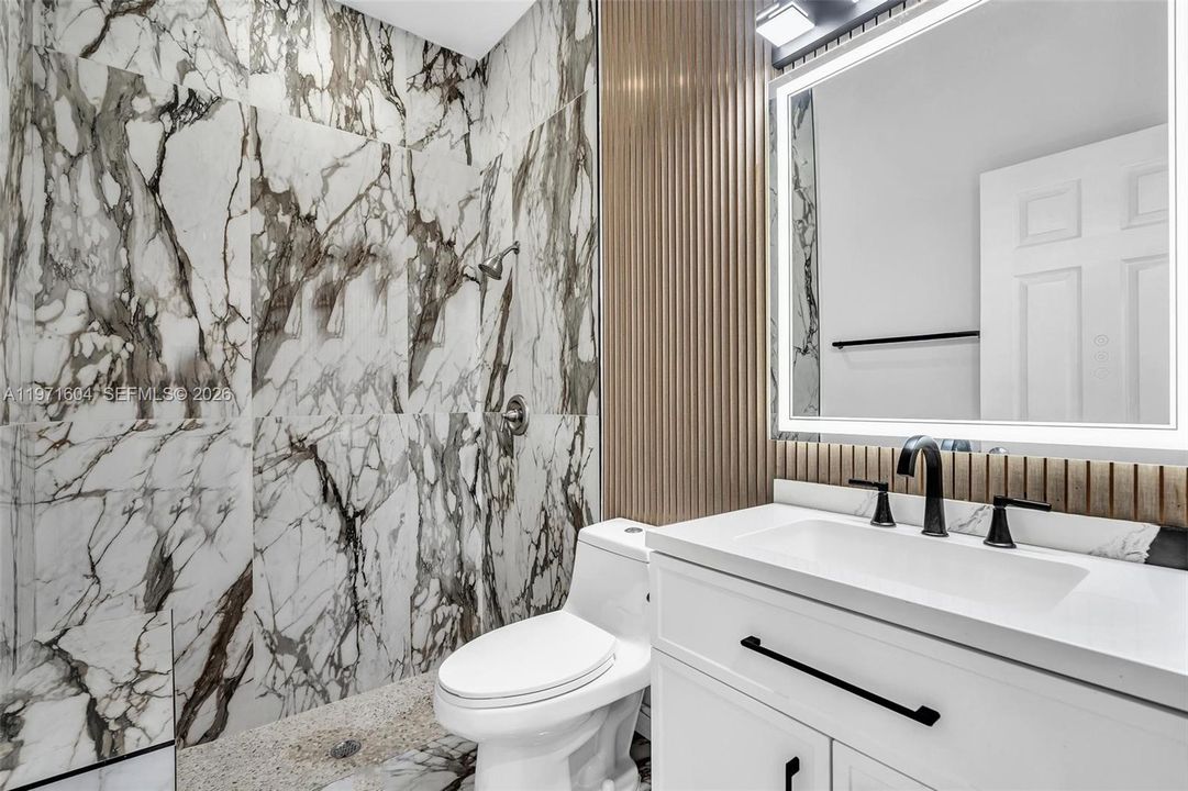 Activo con contrato: $1,795,000 (4 camas, 3 baños, 3560 Pies cuadrados)