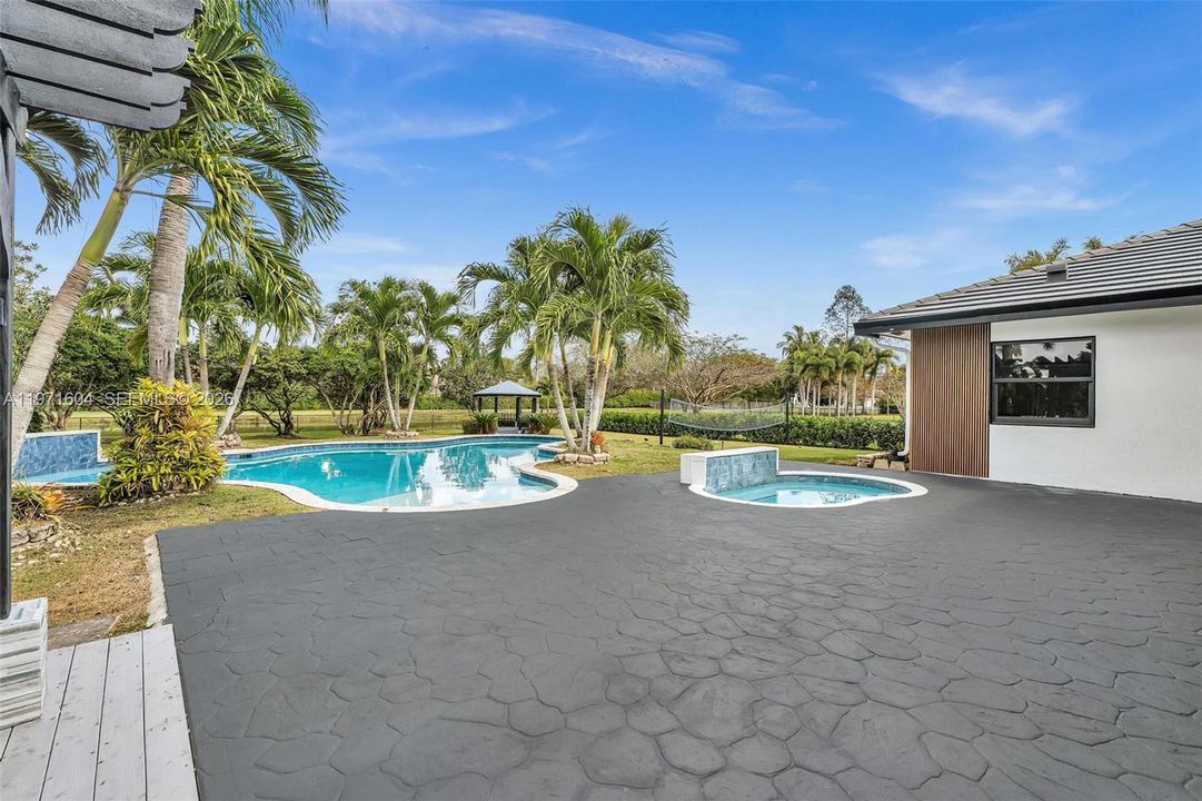Activo con contrato: $1,795,000 (4 camas, 3 baños, 3560 Pies cuadrados)