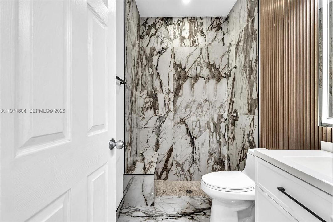 Activo con contrato: $1,795,000 (4 camas, 3 baños, 3560 Pies cuadrados)