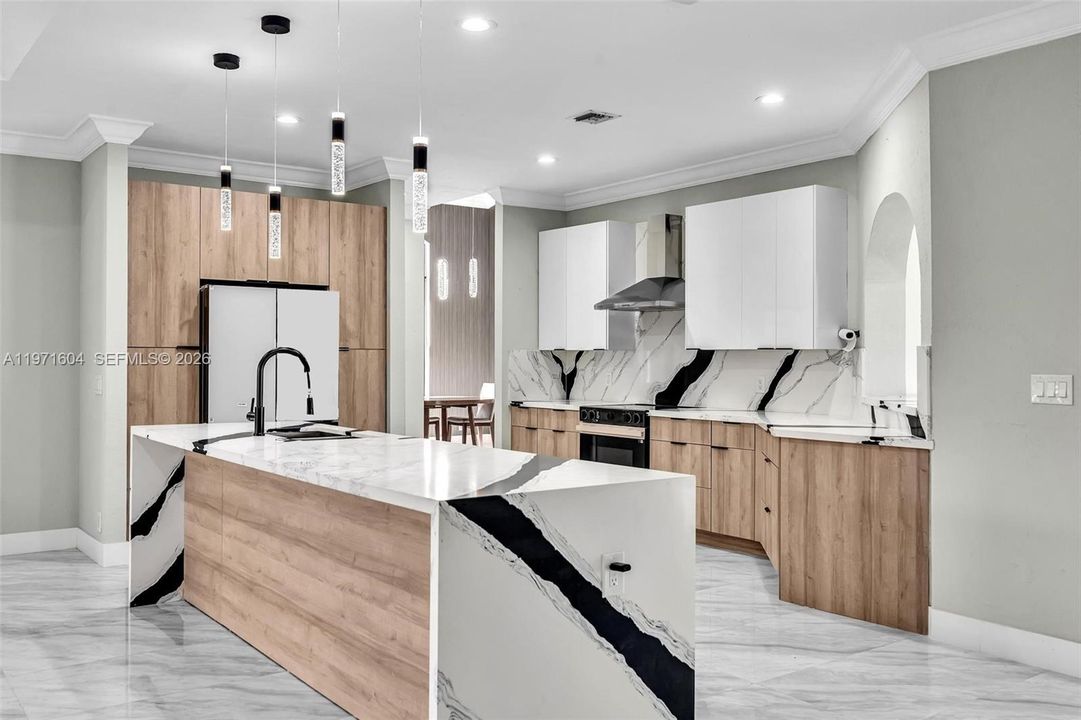 Activo con contrato: $1,795,000 (4 camas, 3 baños, 3560 Pies cuadrados)