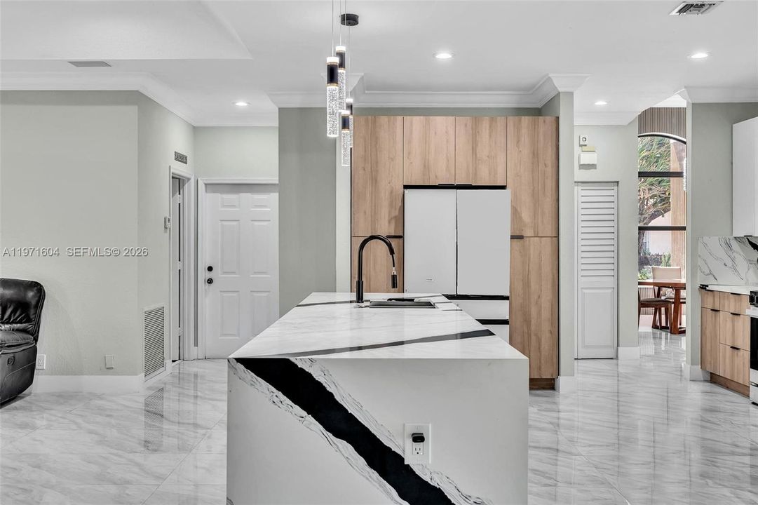 Activo con contrato: $1,795,000 (4 camas, 3 baños, 3560 Pies cuadrados)