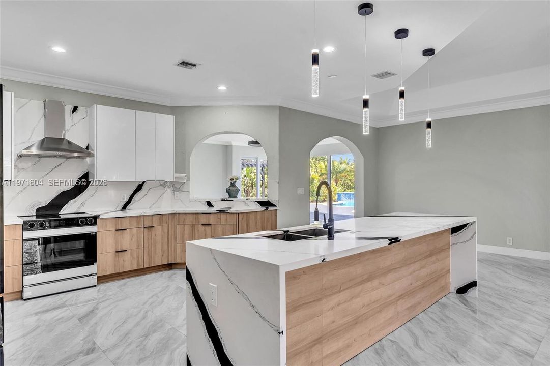 Activo con contrato: $1,795,000 (4 camas, 3 baños, 3560 Pies cuadrados)