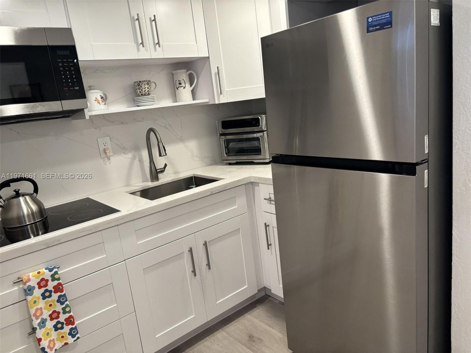 For Sale: $170,900 (1 beds, 1 baths, 777 Square Feet)