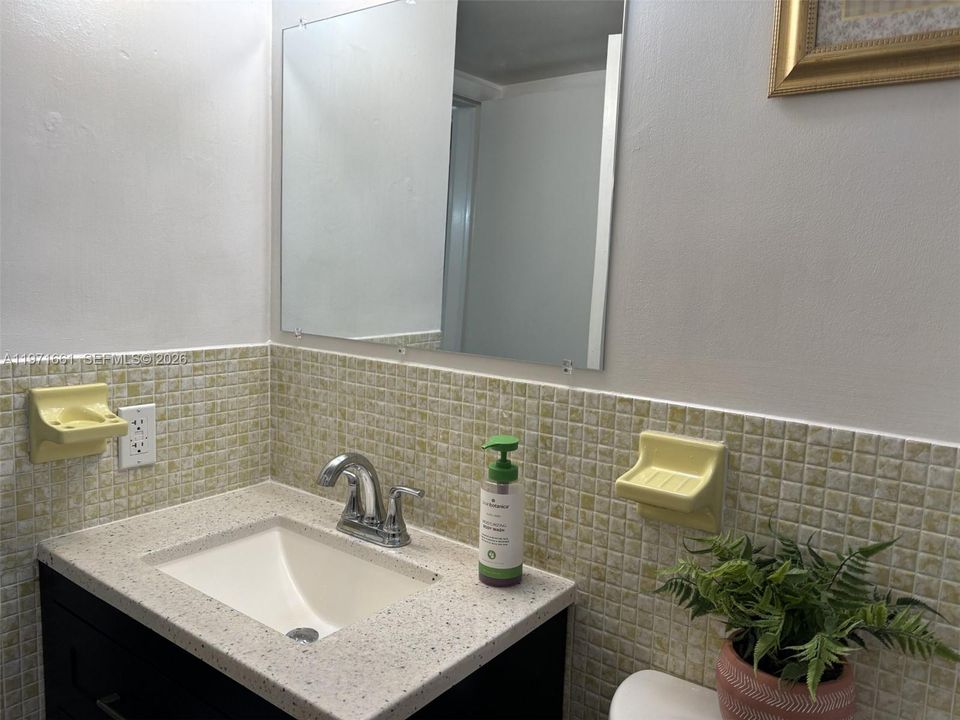 For Sale: $170,900 (1 beds, 1 baths, 777 Square Feet)