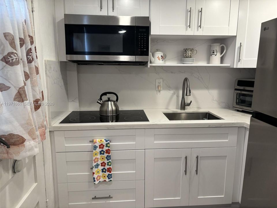For Sale: $170,900 (1 beds, 1 baths, 777 Square Feet)