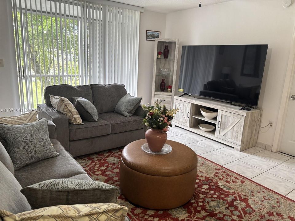 For Sale: $170,900 (1 beds, 1 baths, 777 Square Feet)
