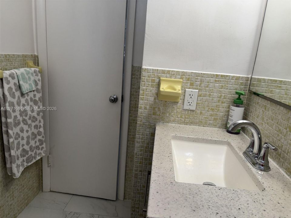 For Sale: $170,900 (1 beds, 1 baths, 777 Square Feet)