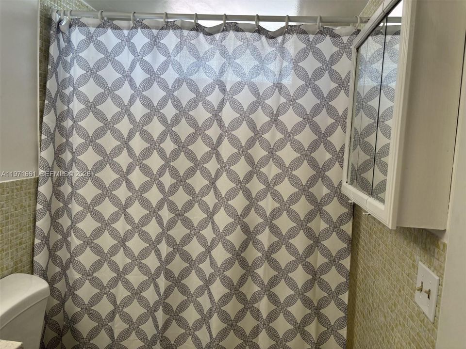 For Sale: $170,900 (1 beds, 1 baths, 777 Square Feet)