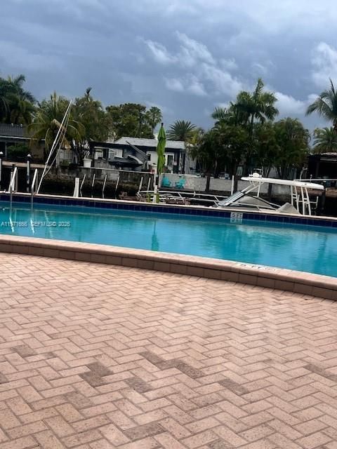 На продажу: $215,000 (1 спален, 1 ванн, 807 Квадратных фут)