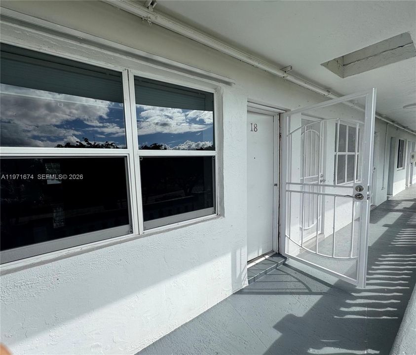 Recently Rented: $1,600 (1 beds, 1 baths, 707 Square Feet)