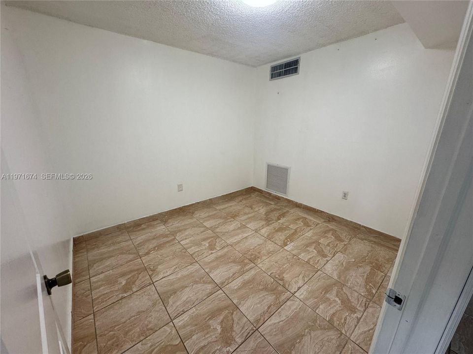 Recently Rented: $1,600 (1 beds, 1 baths, 707 Square Feet)