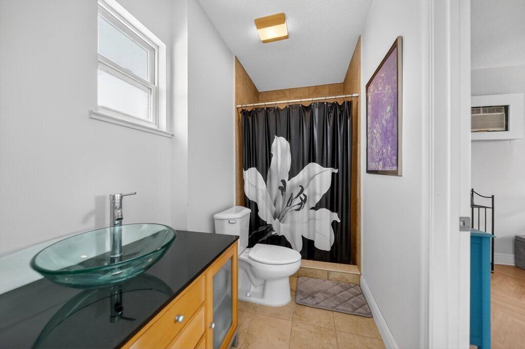 guesthousebath1.jpg-SMALL