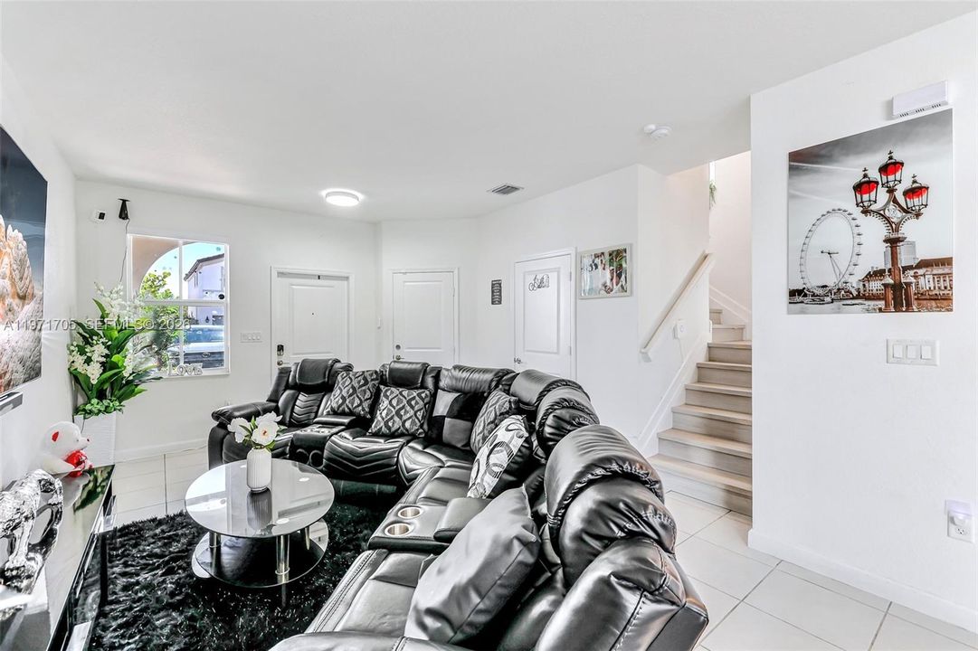 For Sale: $635,000 (4 beds, 2 baths, 1983 Square Feet)