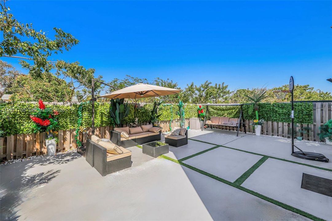For Sale: $635,000 (4 beds, 2 baths, 1983 Square Feet)