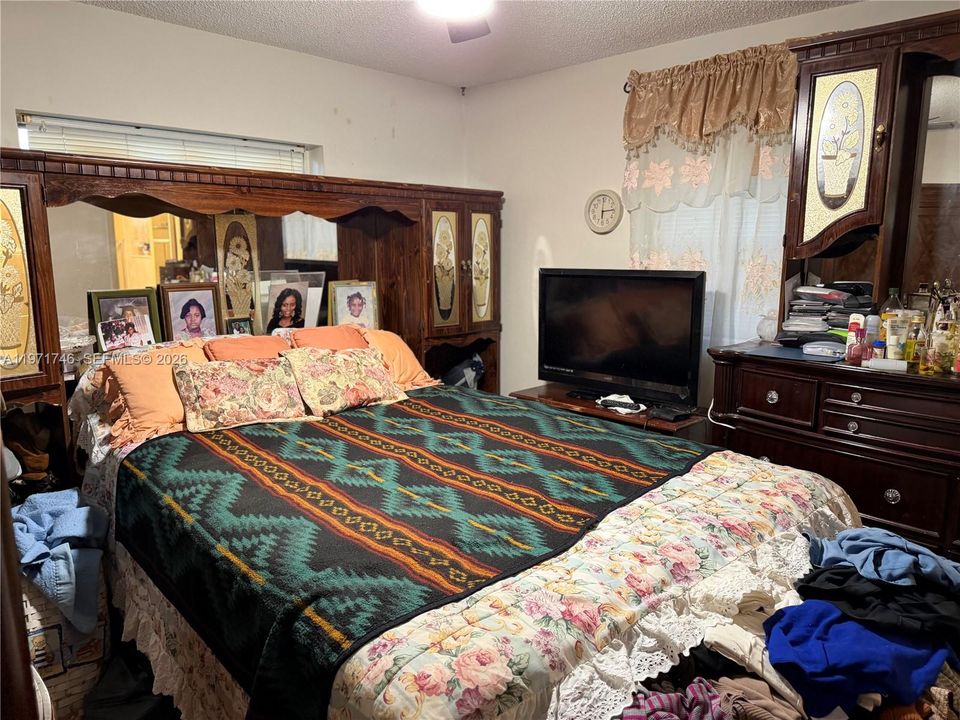 Activo con contrato: $480,000 (4 camas, 2 baños, 1521 Pies cuadrados)