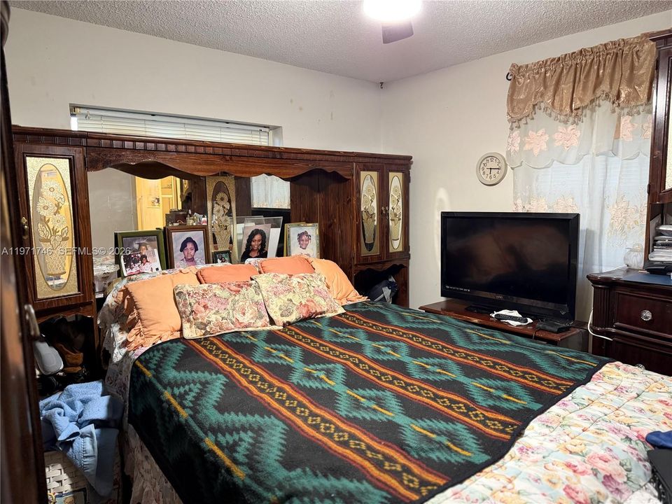 Activo con contrato: $480,000 (4 camas, 2 baños, 1521 Pies cuadrados)