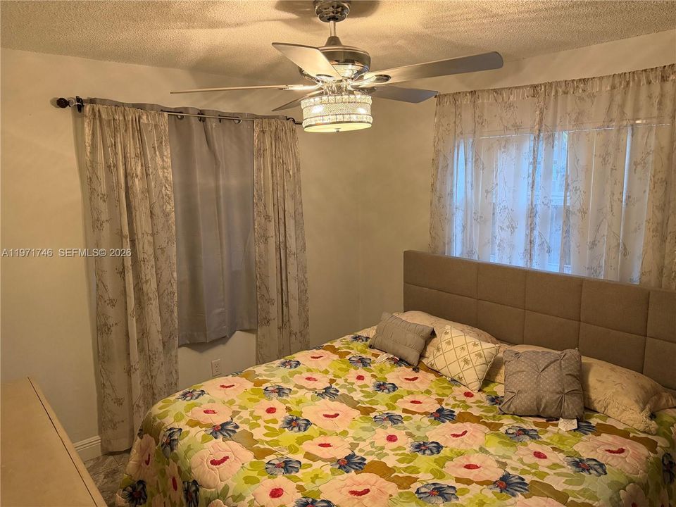 Activo con contrato: $480,000 (4 camas, 2 baños, 1521 Pies cuadrados)