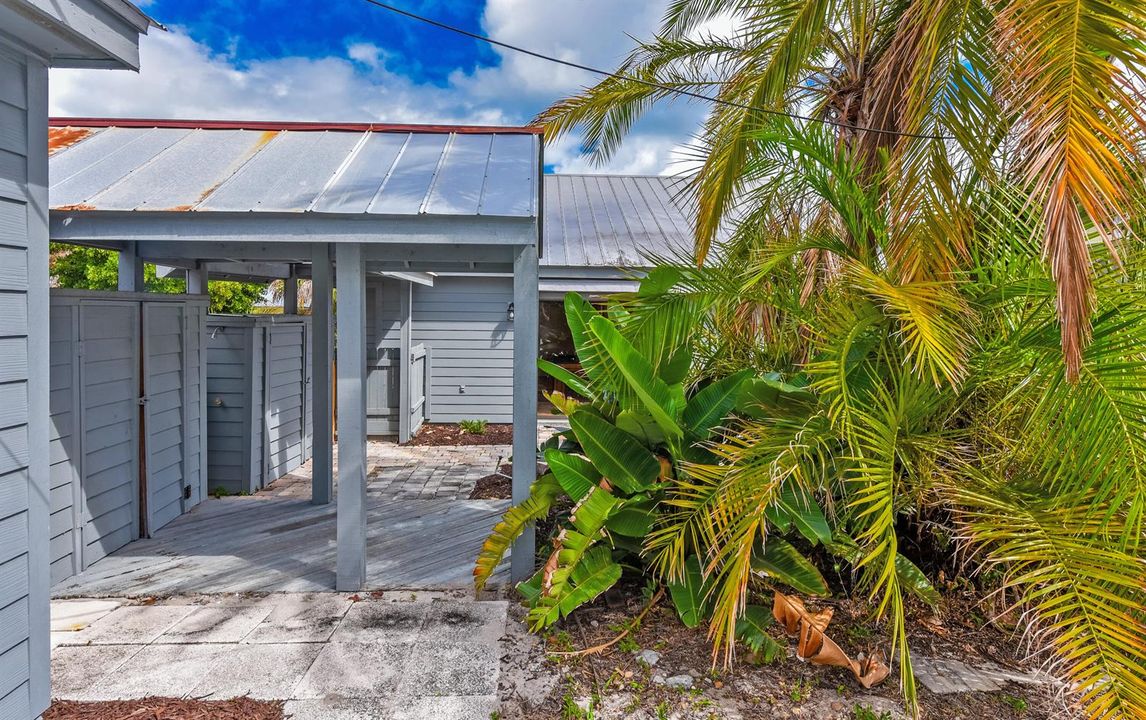 Detached guest house or office/studio