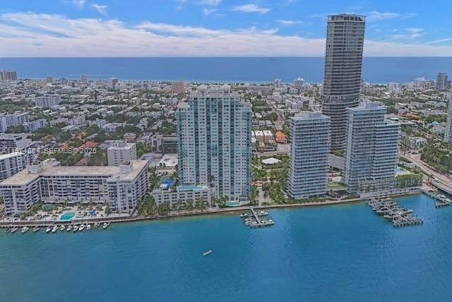Под контрактом: $1,325,000 (2 спален, 2 ванн, 1147 Квадратных фут)