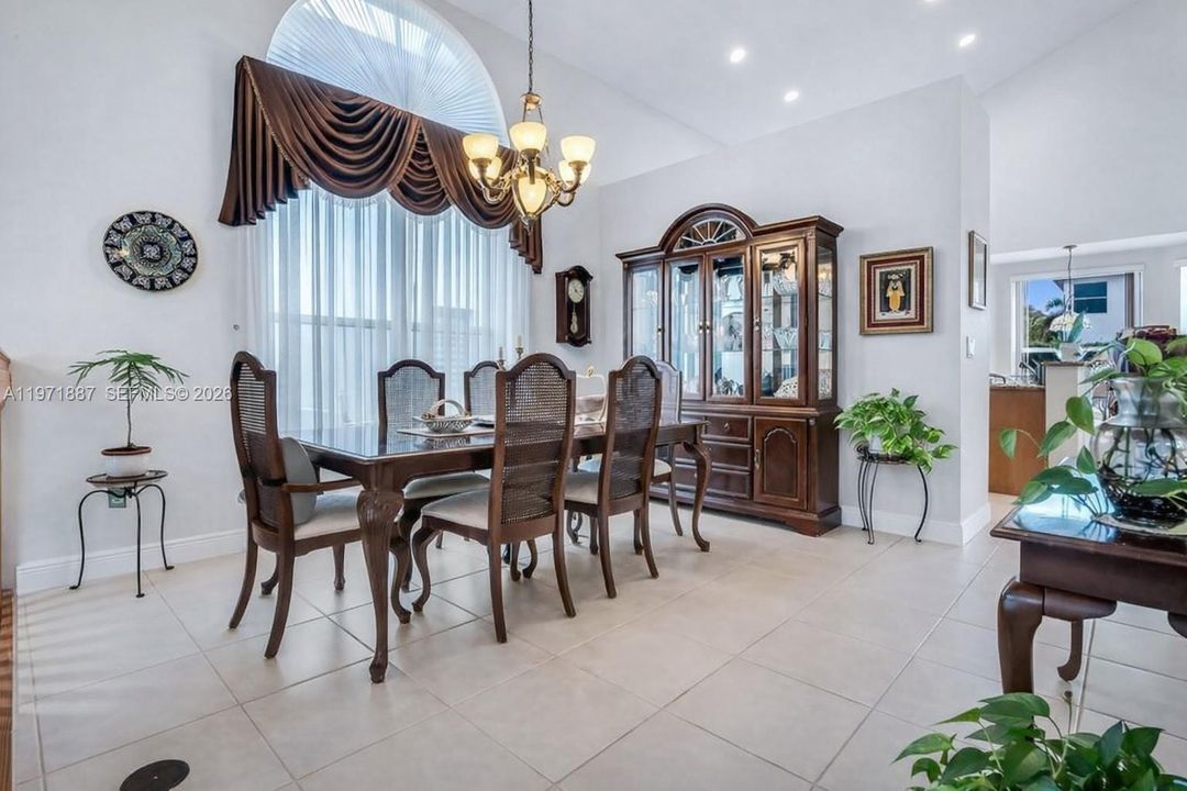 Недавно продано: $899,000 (4 спален, 4 ванн, 3087 Квадратных фут)