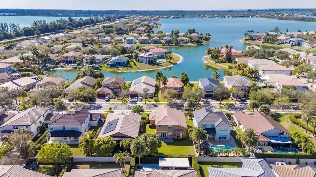 Недавно продано: $899,000 (4 спален, 4 ванн, 3087 Квадратных фут)