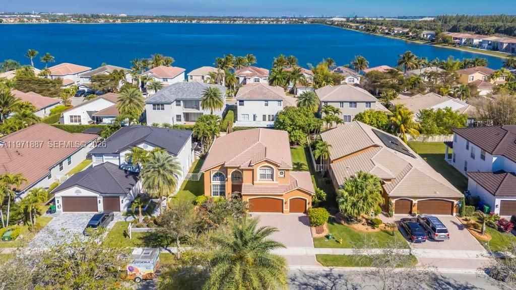 Недавно продано: $899,000 (4 спален, 4 ванн, 3087 Квадратных фут)