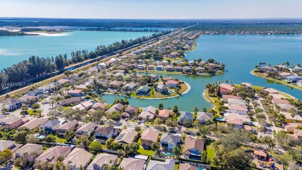 Недавно продано: $899,000 (4 спален, 4 ванн, 3087 Квадратных фут)
