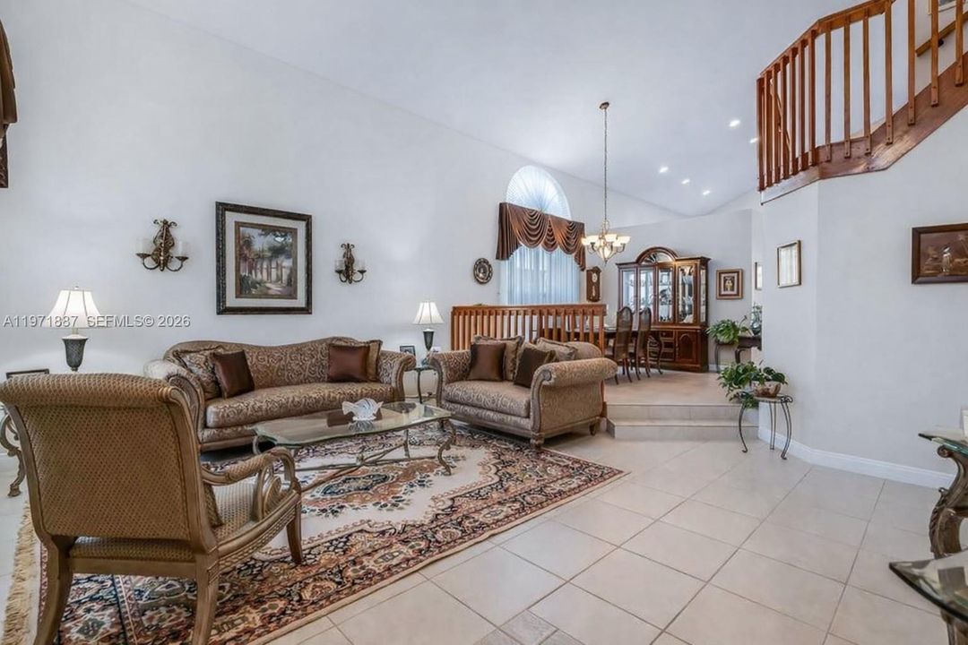 Недавно продано: $899,000 (4 спален, 4 ванн, 3087 Квадратных фут)