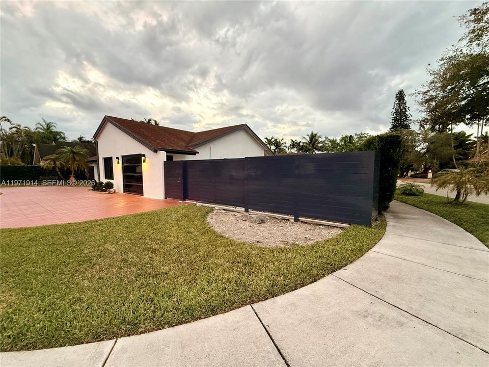 For Rent: $5,200 (3 beds, 2 baths, 1749 Square Feet)