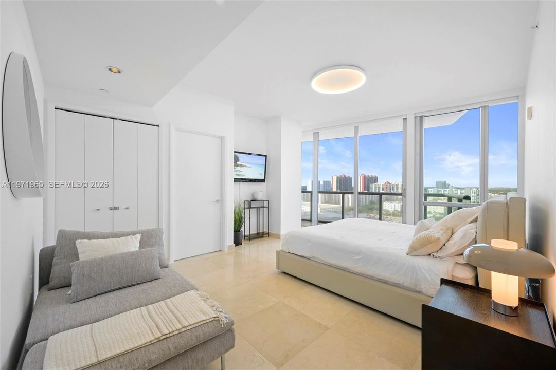 For Sale: $2,850,000 (3 beds, 3 baths, 1956 Square Feet)