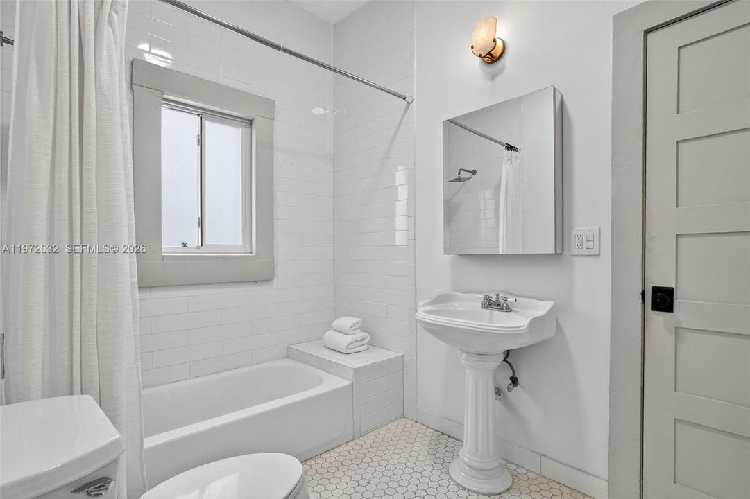 Activo con contrato: $1,250,000 (3 camas, 2 baños, 2240 Pies cuadrados)