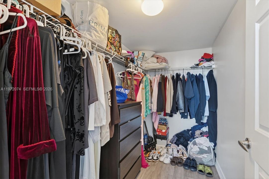 For Sale: $325,000 (1 beds, 1 baths, 716 Square Feet)