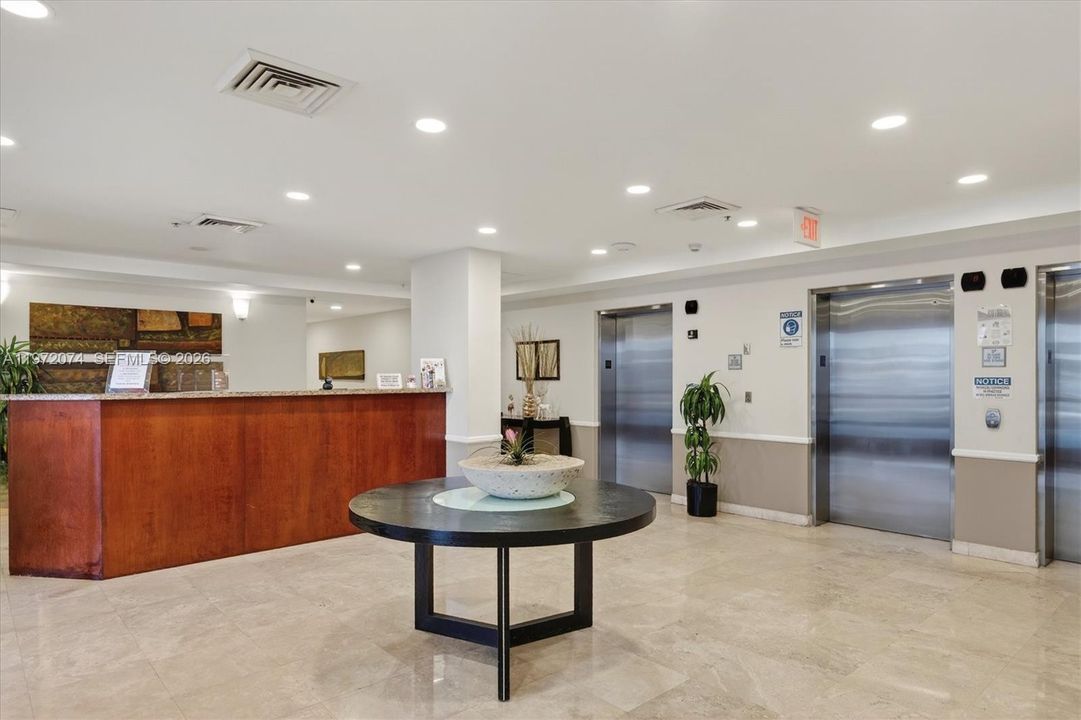 For Sale: $325,000 (1 beds, 1 baths, 716 Square Feet)