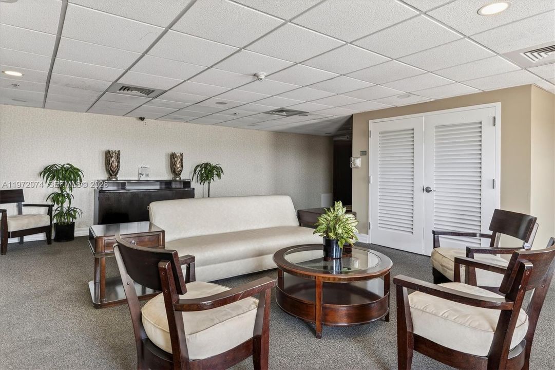 For Sale: $325,000 (1 beds, 1 baths, 716 Square Feet)