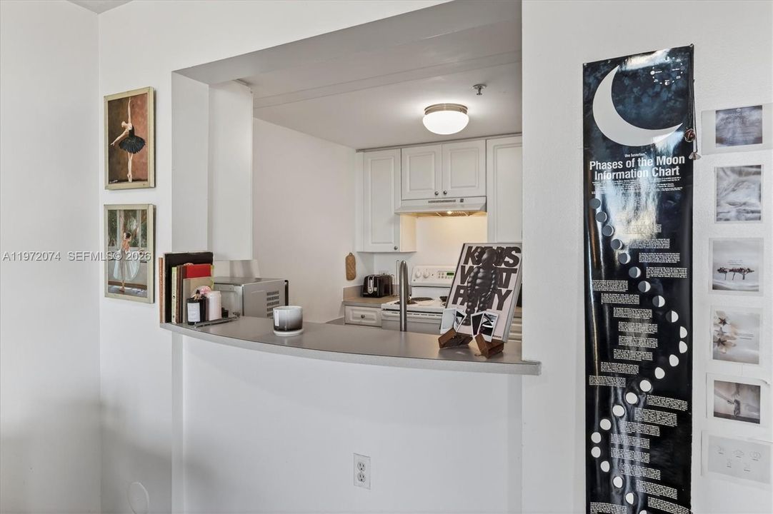 For Sale: $325,000 (1 beds, 1 baths, 716 Square Feet)