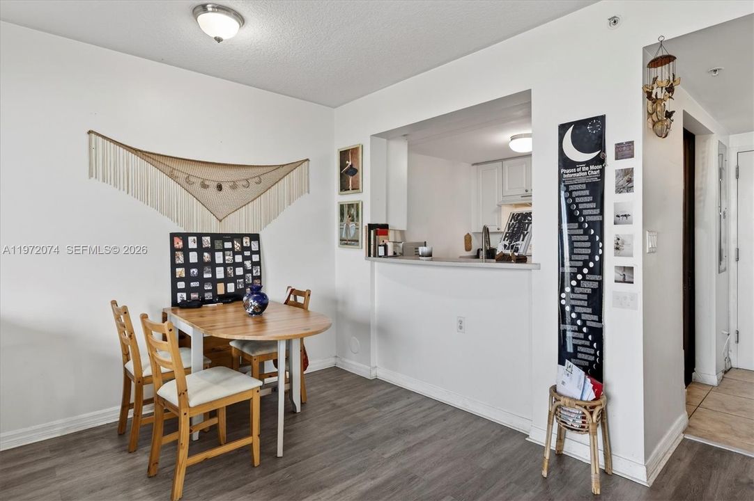 For Sale: $325,000 (1 beds, 1 baths, 716 Square Feet)