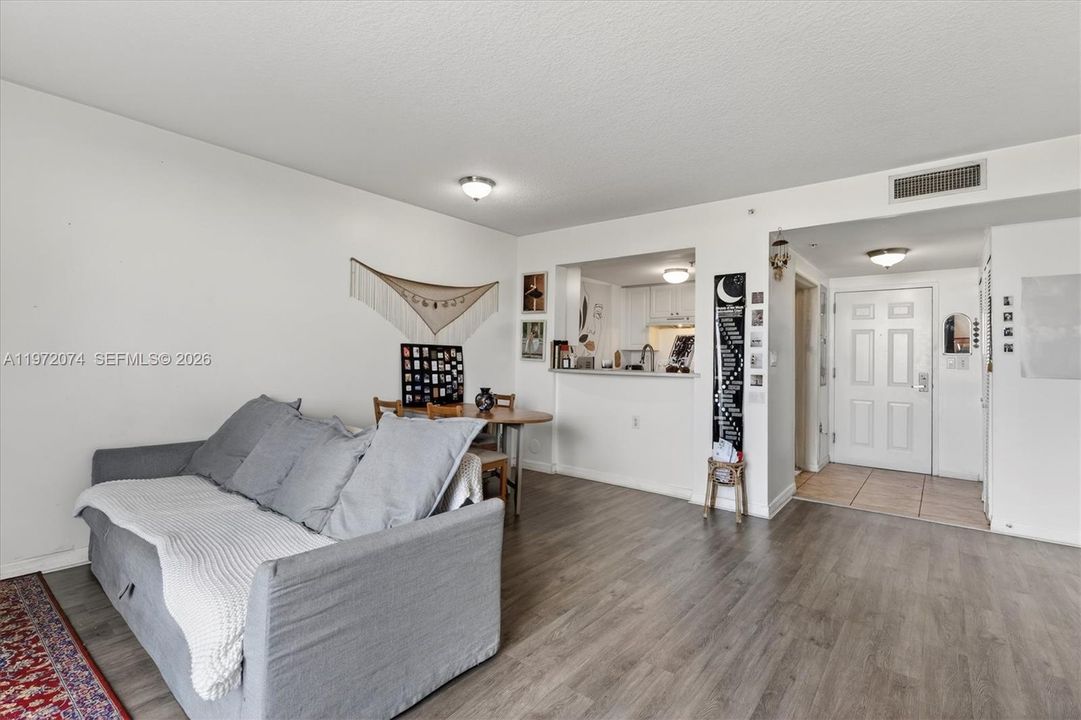 For Sale: $325,000 (1 beds, 1 baths, 716 Square Feet)