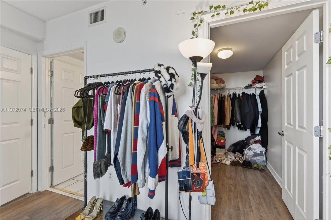 For Sale: $325,000 (1 beds, 1 baths, 716 Square Feet)