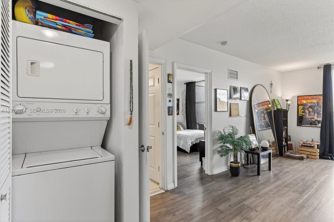 For Sale: $325,000 (1 beds, 1 baths, 716 Square Feet)