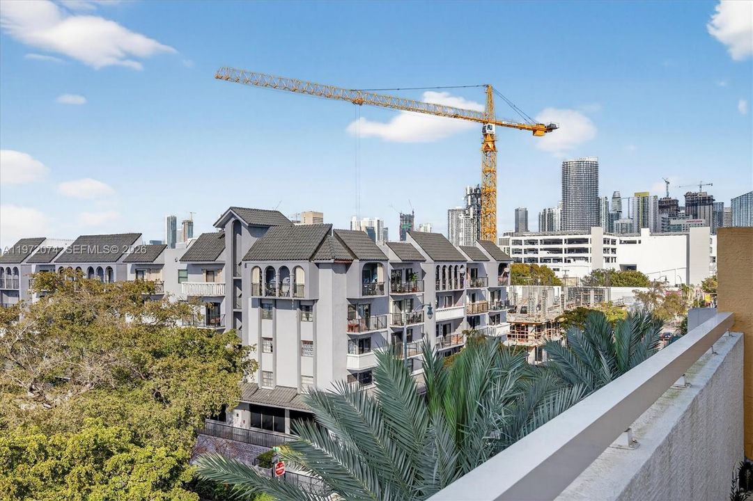 For Sale: $325,000 (1 beds, 1 baths, 716 Square Feet)