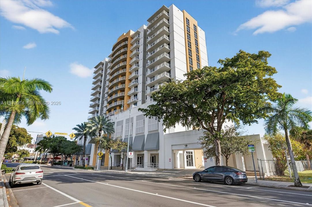 For Sale: $325,000 (1 beds, 1 baths, 716 Square Feet)