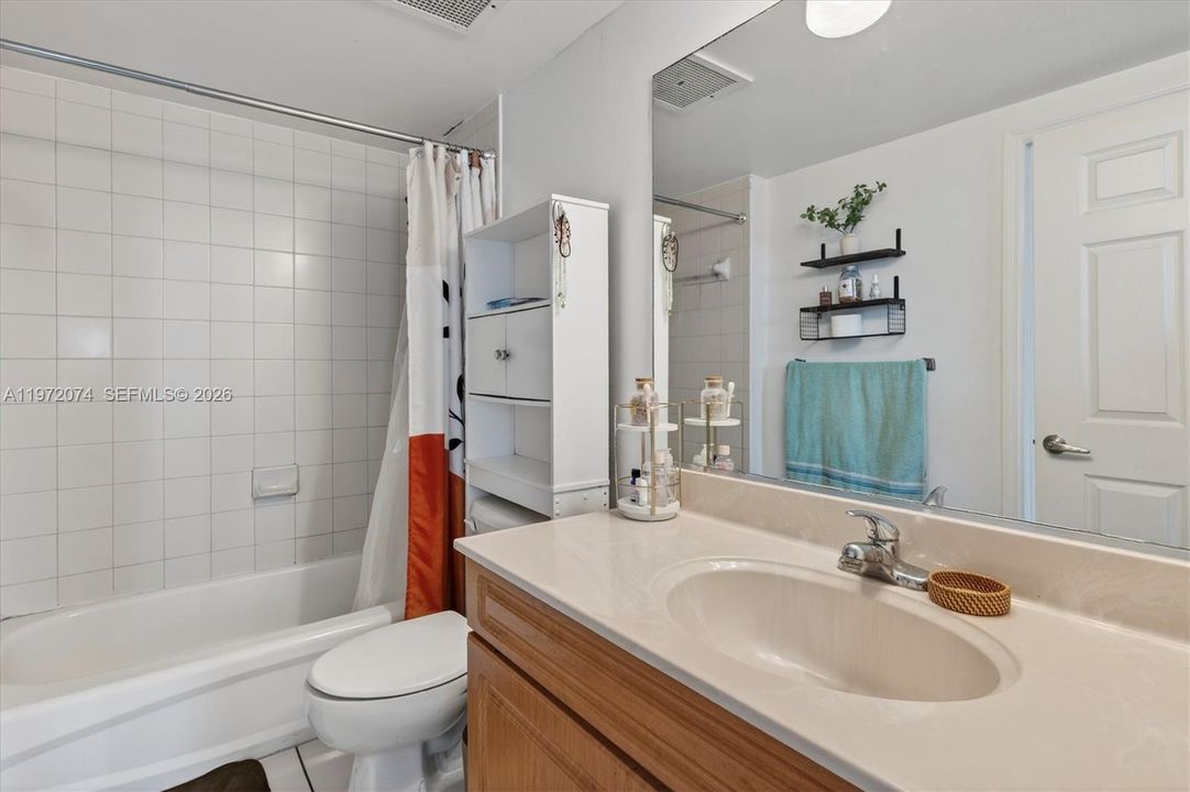 For Sale: $325,000 (1 beds, 1 baths, 716 Square Feet)