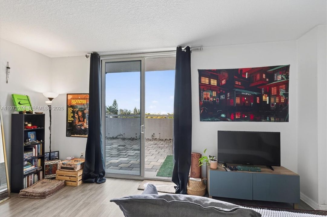 For Sale: $325,000 (1 beds, 1 baths, 716 Square Feet)