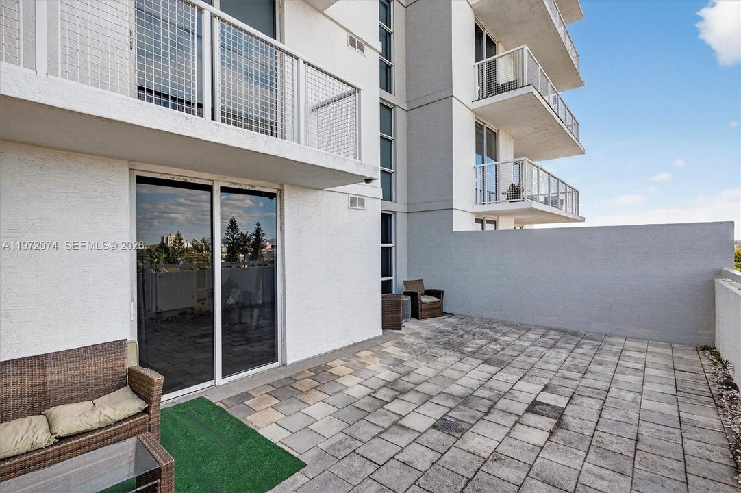 For Sale: $325,000 (1 beds, 1 baths, 716 Square Feet)