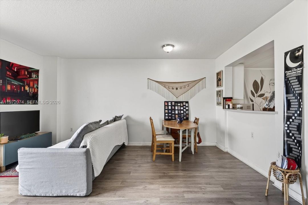 For Sale: $325,000 (1 beds, 1 baths, 716 Square Feet)