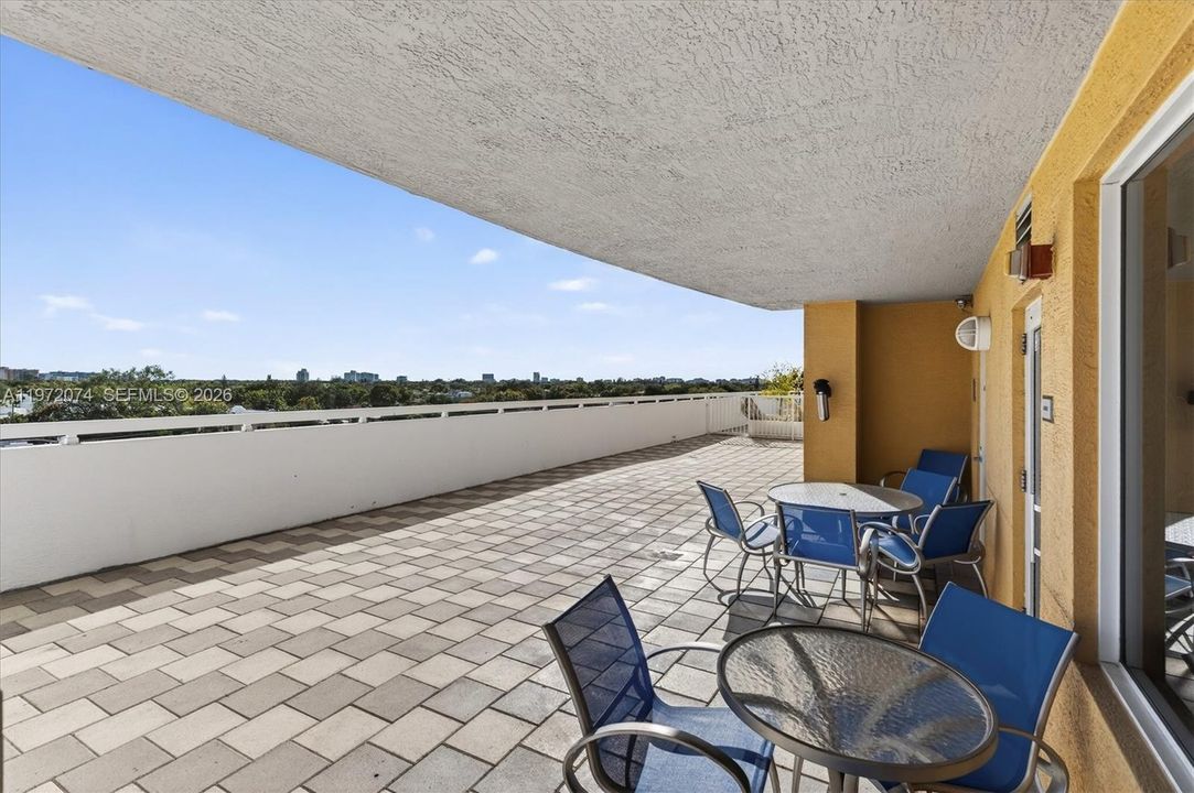 For Sale: $325,000 (1 beds, 1 baths, 716 Square Feet)