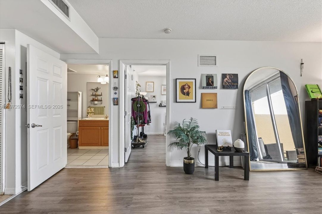 For Sale: $325,000 (1 beds, 1 baths, 716 Square Feet)
